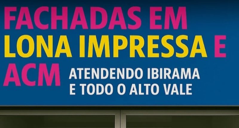 Exemplo ilustrativo de fachada de loja com faixa em lona impressa e ACM