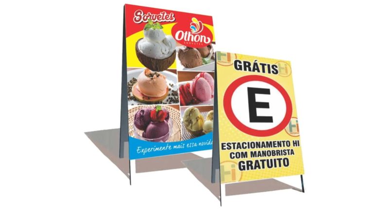 Exemplo ilustrativo de duas placas de sinalização em formato de cavalete, uma de sorveteria e outra de estacionamento
